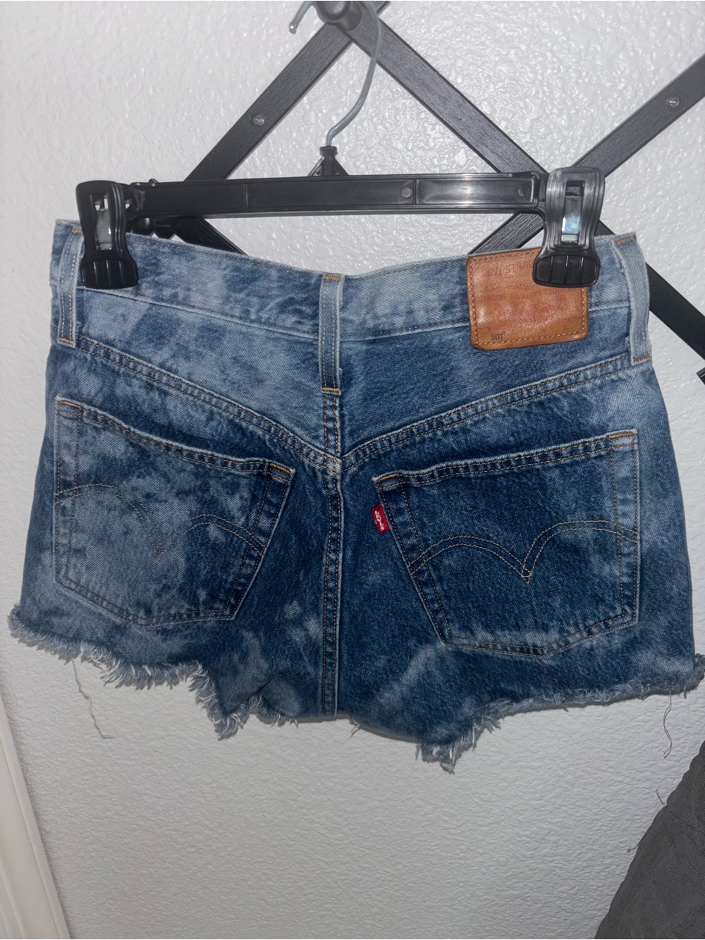 Levi’s 501 Original Distressed Denim Cutoff Shorts Medium Wash W25 Festival - Picture 3 of 4
